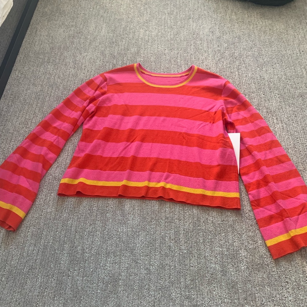 Soft, wide sleeves at the end, wide neck